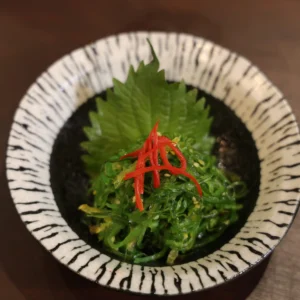 Rong biển mè Goma Wakame chuẩn Nhật với rong biển wakame giòn ngon, mè rang thơm bùi và hương vị thanh mát.