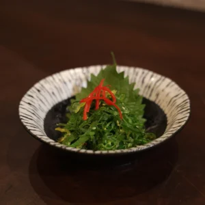 Rong biển mè Goma Wakame chuẩn Nhật với rong biển wakame giòn ngon, mè rang thơm bùi và hương vị thanh mát.