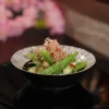 Đậu bắp sốt Ponzu chuẩn Nhật với đậu bắp tươi giòn, sốt Ponzu chua thanh và hương vị nhẹ nhàng.