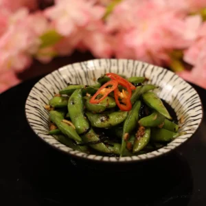Đậu nành Nhật luộc Edamame với hạt đậu mềm bùi, tươi ngon và giàu dinh dưỡng.