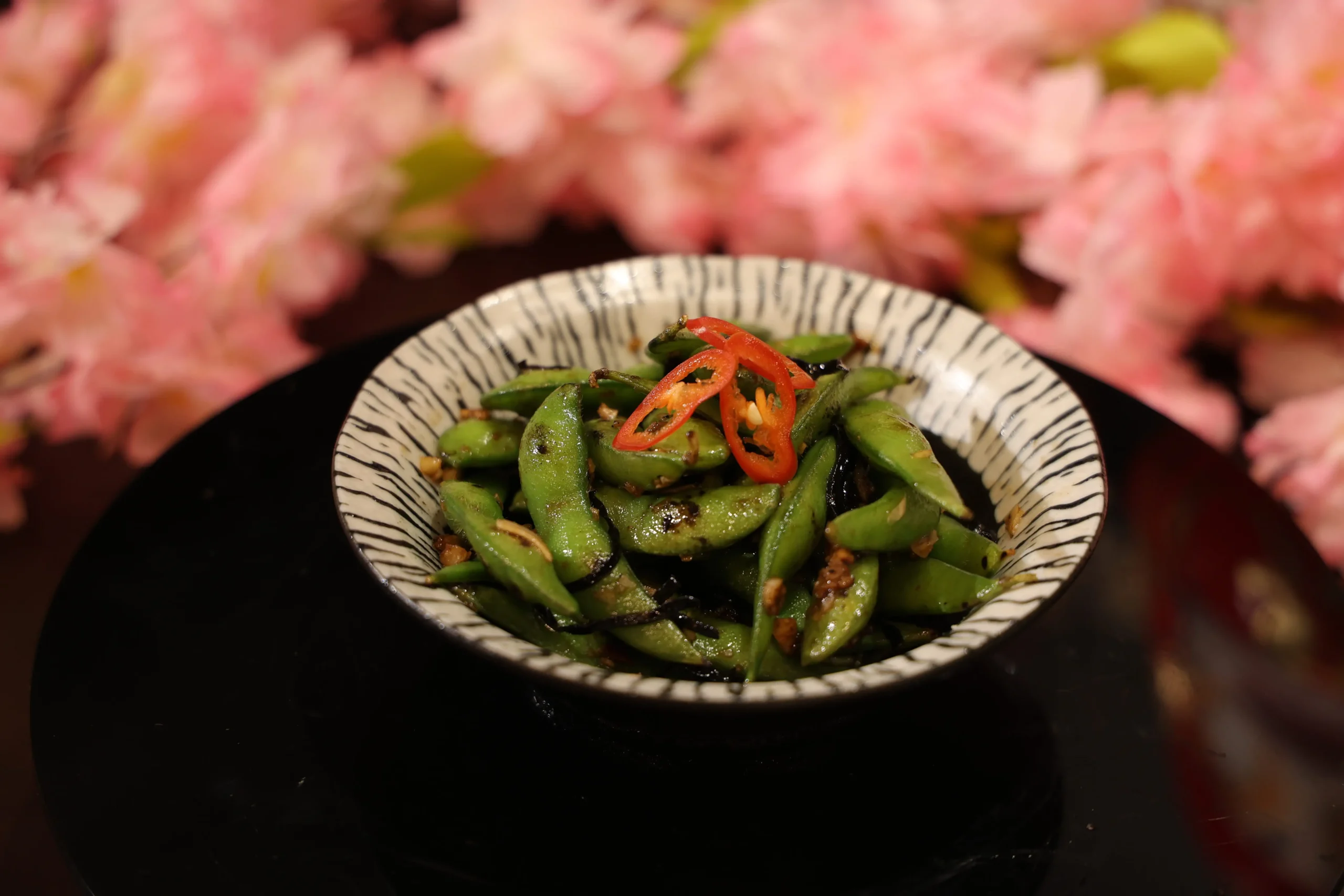Đậu nành Nhật luộc Edamame với hạt đậu mềm bùi, tươi ngon và giàu dinh dưỡng.