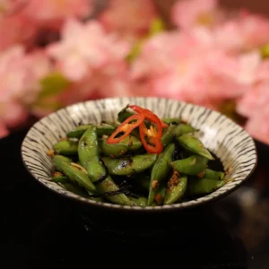 Đậu nành Nhật luộc Edamame với hạt đậu mềm bùi, tươi ngon và giàu dinh dưỡng.