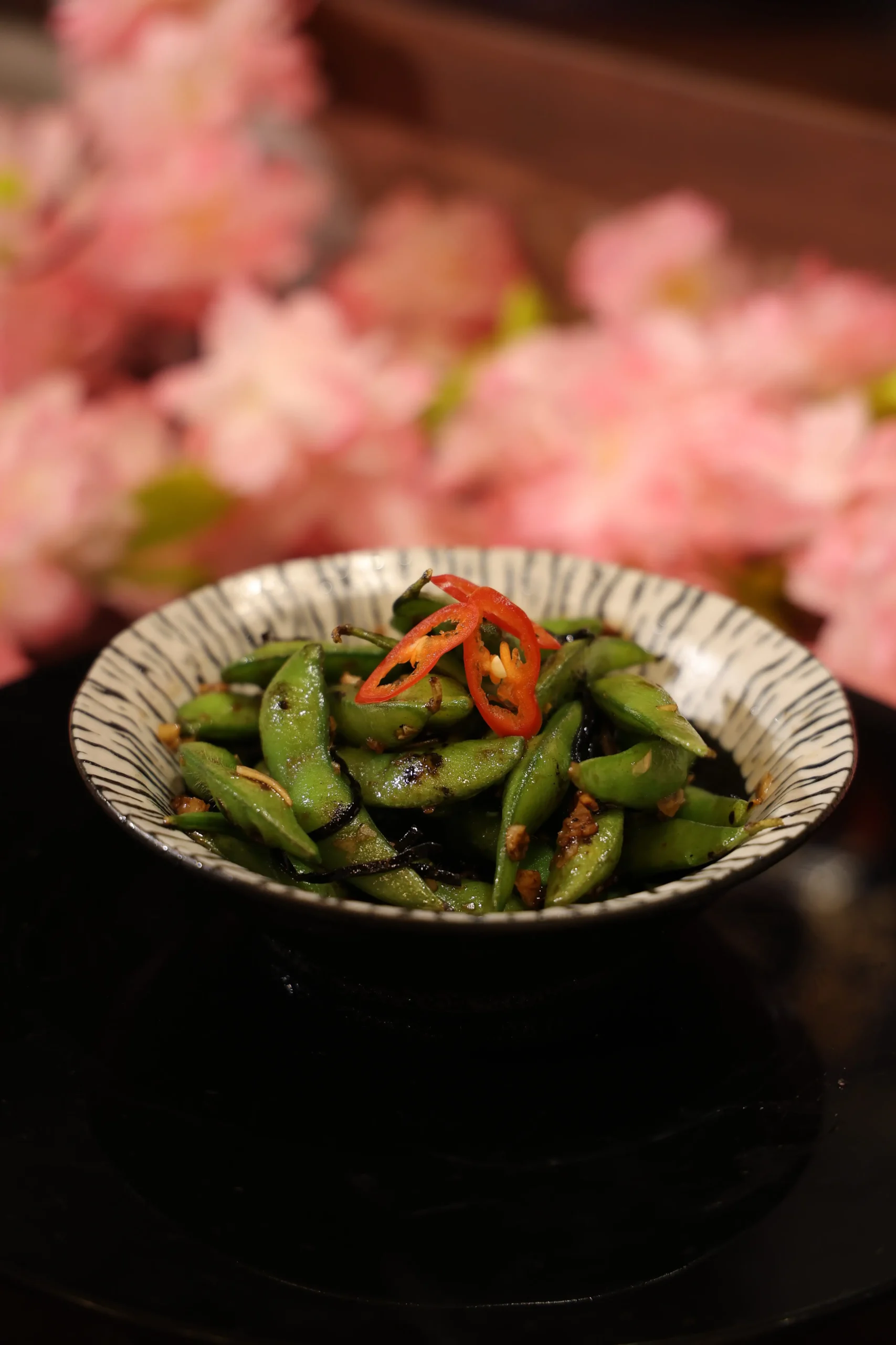 Đậu nành Nhật luộc Edamame với hạt đậu mềm bùi, tươi ngon và giàu dinh dưỡng.