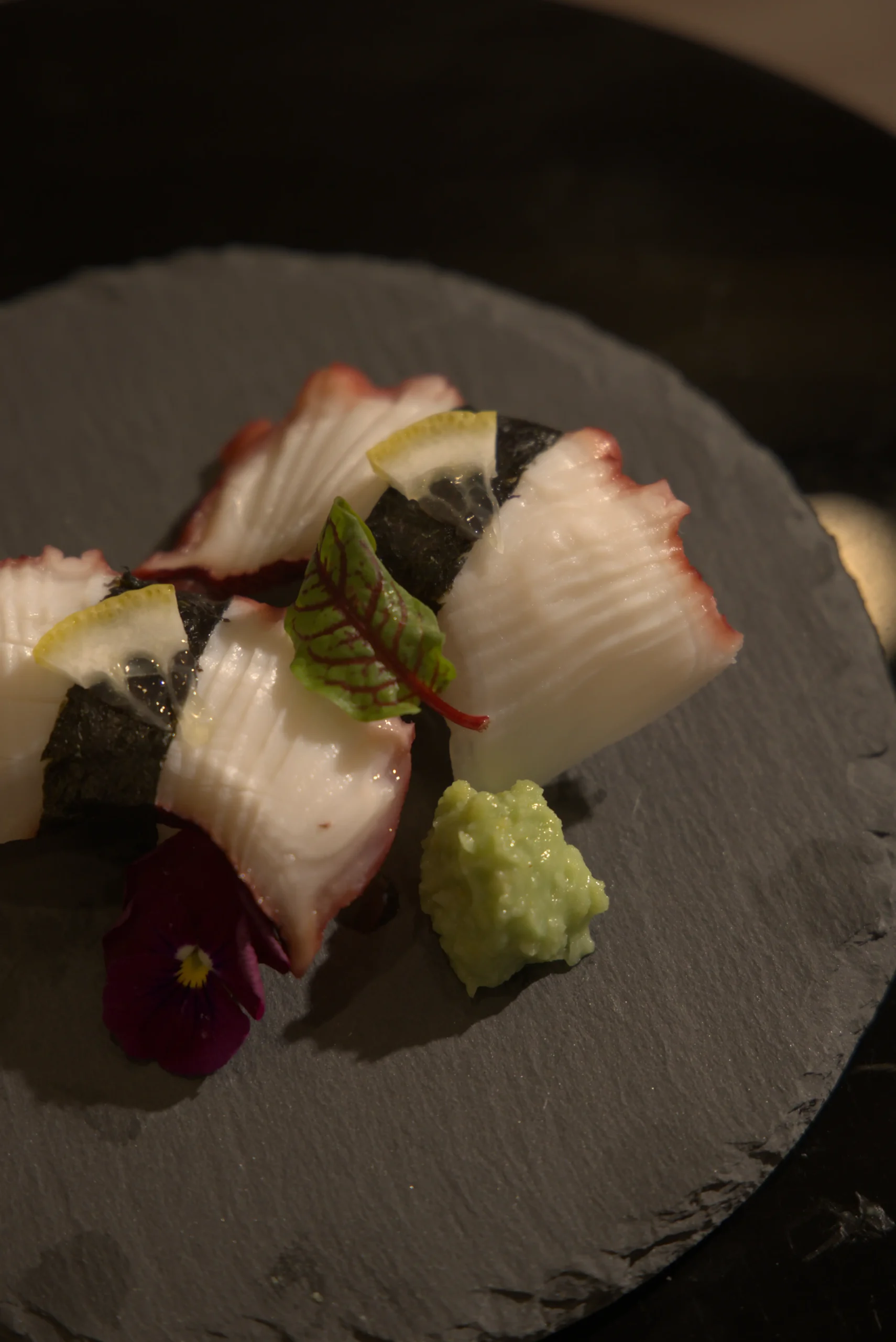 Tako Nigiri (Sushi Bạch Tuộc)